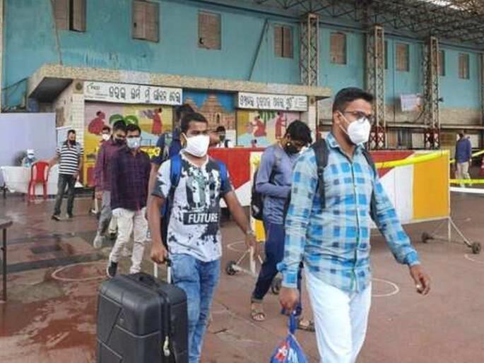 Unemployed in lockdown, came to the village; Employed 70 people in his new Garment Factory | Lockdown: लॉकडाऊनमध्ये बेरोजगार झाला, गावी गेला; आपल्यासारख्याच 70 लोकांना रोजगार दिला Unemployed in lockdown, came to the village; Employed 70 people in his new Garment Factory | Lockdown: लॉकडाऊनमध्ये बेरोजगार झाला, गावी गेला; आपल्यासारख्याच 70 लोकांना रोजगार दिला