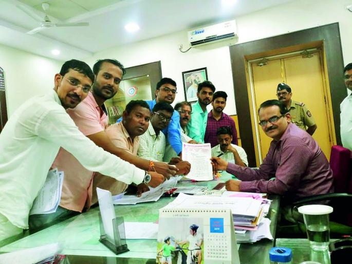 Agitation of educated unemployed engineers for government work | शासकीय कामासाठी सुशिक्षित बेरोजगार अभियंत्यांचे आंदोलन Agitation of educated unemployed engineers for government work | शासकीय कामासाठी सुशिक्षित बेरोजगार अभियंत्यांचे आंदोलन