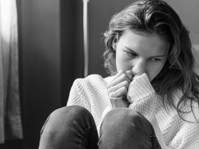 Excess stress sadness and grief causes blood clot and dehydration in body | जास्त दु:खी राहिल्याने शरीरावर होणाऱ्या 'या' गंभीर परिणामांची तुम्ही कधी कल्पनाही केली नसेल! Excess stress sadness and grief causes blood clot and dehydration in body | जास्त दु:खी राहिल्याने शरीरावर होणाऱ्या 'या' गंभीर परिणामांची तुम्ही कधी कल्पनाही केली नसेल!