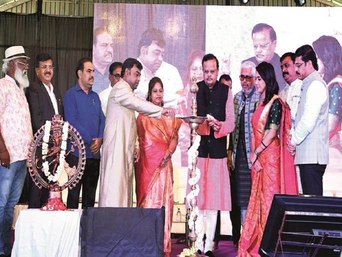 A youth traveling on foot, in a rickshaw is traveling by plane because of the festival; Actor Yogesh Shirasath | पायी, रिक्षातून फिरणारा युवक महोत्सवामुळे विमानातून फिरतोय; अभिनेते योगेश शिरसाठ गहिवरले A youth traveling on foot, in a rickshaw is traveling by plane because of the festival; Actor Yogesh Shirasath | पायी, रिक्षातून फिरणारा युवक महोत्सवामुळे विमानातून फिरतोय; अभिनेते योगेश शिरसाठ गहिवरले