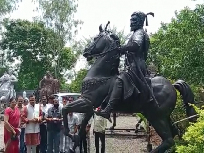 The much awaited statue of Chhatrapati Shivaji Maharaj will arrive in the Dr. Babasaheb Ambedkar Marathwada University today | बहुप्रतीक्षित छत्रपती शिवाजी महाराजांचा अश्वारूढ पुतळा विद्यापीठात आज येणार The much awaited statue of Chhatrapati Shivaji Maharaj will arrive in the Dr. Babasaheb Ambedkar Marathwada University today | बहुप्रतीक्षित छत्रपती शिवाजी महाराजांचा अश्वारूढ पुतळा विद्यापीठात आज येणार