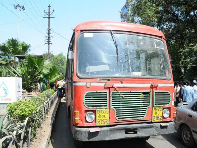 Unidentified youth commits suicide in Jalgaon | जळगावात धावत्या बसखाली झोकून देत अनोळखी तरुणाची आत्महत्या Unidentified youth commits suicide in Jalgaon | जळगावात धावत्या बसखाली झोकून देत अनोळखी तरुणाची आत्महत्या