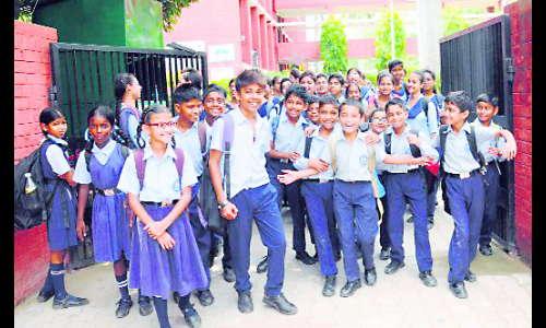 Children, pay attention here; Corona will get only two uniforms this year! | मुलांनो इकडे लक्ष द्या; कोरोनामुळे यंदा दोन नव्हे एकच मिळणार गणवेश ! Children, pay attention here; Corona will get only two uniforms this year! | मुलांनो इकडे लक्ष द्या; कोरोनामुळे यंदा दोन नव्हे एकच मिळणार गणवेश !