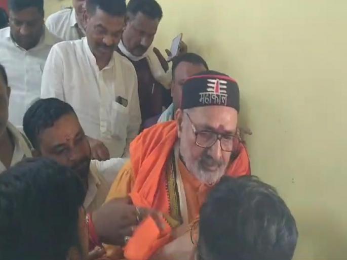 Union Minister Giriraj Singh was attacked at Begusarai in Bihar | बिहारमध्ये केंद्रीय मंत्री गिरिराज सिंह यांच्यावर हल्ला; सुरक्षा कर्मचाऱ्यांनी वाचवलं, म्हणाले... Union Minister Giriraj Singh was attacked at Begusarai in Bihar | बिहारमध्ये केंद्रीय मंत्री गिरिराज सिंह यांच्यावर हल्ला; सुरक्षा कर्मचाऱ्यांनी वाचवलं, म्हणाले...