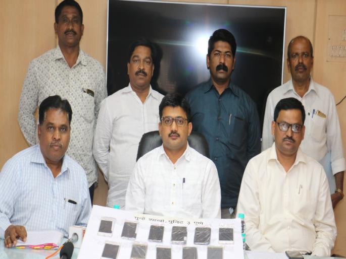 pune police arrested mobile thief | ... त्यांनी लांबवले चार्जिंगला लावलेले ११ मोबाईल pune police arrested mobile thief | ... त्यांनी लांबवले चार्जिंगला लावलेले ११ मोबाईल