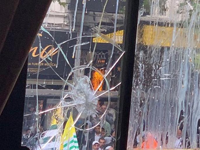 Indian embassy in London vandalised as protest over Kashmir turns violent | Video - भारतीय उच्चायुक्त कार्यालयावर पाक समर्थकांचा हल्ला; दगडफेकीमुळे इमारतीच्या काचा फुटल्या Indian embassy in London vandalised as protest over Kashmir turns violent | Video - भारतीय उच्चायुक्त कार्यालयावर पाक समर्थकांचा हल्ला; दगडफेकीमुळे इमारतीच्या काचा फुटल्या