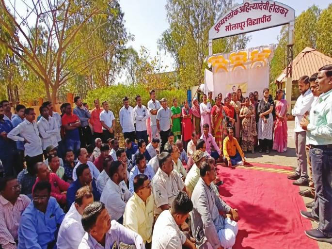 University Staff Association has warned that they will not participate in the examination work until they get a written assurance from Deputy Chief Minister Devendra Fadnavis | विद्यापीठ परीक्षांचे नियोजन करणार; पण आधी उपमुख्यमंत्र्यांकडून आश्वासन हवं University Staff Association has warned that they will not participate in the examination work until they get a written assurance from Deputy Chief Minister Devendra Fadnavis | विद्यापीठ परीक्षांचे नियोजन करणार; पण आधी उपमुख्यमंत्र्यांकडून आश्वासन हवं