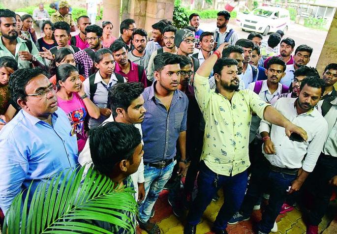 'NSUI', 'ABVIP' together on the issue of revaluation : Agitation in University area | फेरमूल्यांकनावरून ‘एनएसयूआय’, ‘अभाविप’ एकत्र : विद्यापीठ परिसरात आंदोलन 'NSUI', 'ABVIP' together on the issue of revaluation : Agitation in University area | फेरमूल्यांकनावरून ‘एनएसयूआय’, ‘अभाविप’ एकत्र : विद्यापीठ परिसरात आंदोलन
