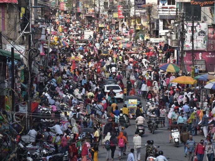 Mask on the chin, all the same on the first day: crowd in the market | हनुवटीवर मास्क, पहिल्याच दिवशी सारे बिनधास्त  : बाजारपेठेत गर्दी Mask on the chin, all the same on the first day: crowd in the market | हनुवटीवर मास्क, पहिल्याच दिवशी सारे बिनधास्त  : बाजारपेठेत गर्दी