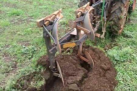 Plow of Rs 249 crore cut in agricultural scheme funds | कृषी योजनांच्या निधीत २४९ कोटींच्या कपातीचा नांगर Plow of Rs 249 crore cut in agricultural scheme funds | कृषी योजनांच्या निधीत २४९ कोटींच्या कपातीचा नांगर