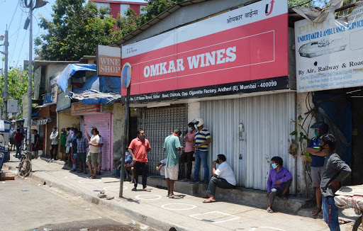 Coronavirus: queues of alcoholics since morning; The confusion was lingering until noon as the order did not come | Coronavirus: मद्यपींच्या रांगा सकाळपासूनच; आदेश न आल्याने संभ्रम दुपारपर्यंत होती धाकधूक