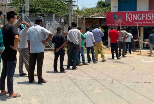 Lockdown News: Queues in front of liquor shops in Raigad district; Sanitizer spray on customer's hands | Lockdown News: रायगड जिल्ह्यात दारूच्या दुकानांसमोर रांगा; ग्राहकांच्या हातावर सॅनिटायझरचे स्प्रे