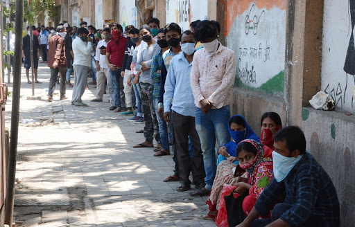 Coronavirus: robbery of workers under the name of medical certificate; The charge is Rs. 200 to 300 | Coronavirus: मेडिकल सर्टिफिकेटच्या नावाखाली मजुरांची लूट; २०० ते ३०० रुपयांची होतेय आकारणी Coronavirus: robbery of workers under the name of medical certificate; The charge is Rs. 200 to 300 | Coronavirus: मेडिकल सर्टिफिकेटच्या नावाखाली मजुरांची लूट; २०० ते ३०० रुपयांची होतेय आकारणी