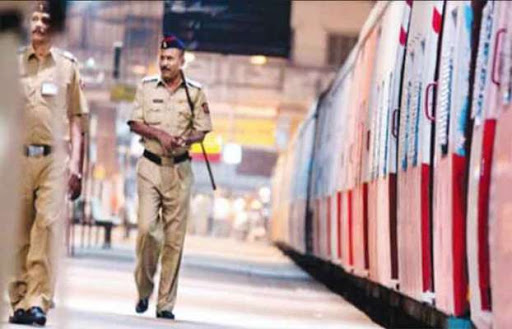 Seven thousand passengers are protected by a police; Thane Lohmar police station to Kalamboli | सात हजार प्रवाशांची सुरक्षा एका पोलिसावर; ठाणे लोहमार्ग पोलिसांची हद्द कळंबोलीपर्यंत