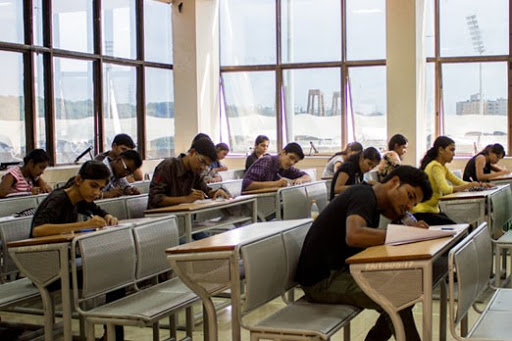 Students upset over opportunity constraints for MPSC exams | एमपीएससी परीक्षेसाठी संधीचे बंधन असल्याने विद्यार्थी नाराज Students upset over opportunity constraints for MPSC exams | एमपीएससी परीक्षेसाठी संधीचे बंधन असल्याने विद्यार्थी नाराज