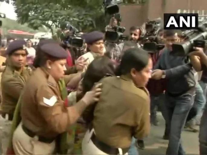 After the death of Unnao victim, mother tries to burn her 6 years daughter outside the hospital | उन्नाव पीडितेच्या मृत्यूनंतर रुग्णालयाबाहेर आईने चिमुकलीला जाळण्याचा केला प्रयत्न  After the death of Unnao victim, mother tries to burn her 6 years daughter outside the hospital | उन्नाव पीडितेच्या मृत्यूनंतर रुग्णालयाबाहेर आईने चिमुकलीला जाळण्याचा केला प्रयत्न