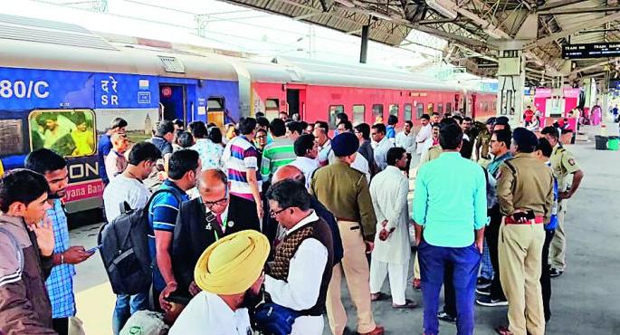 Madurai-Bikaner Express passengers chaos: AC out of order, become angry | मदुराई-बिकानेर एक्स्प्रेसच्या प्रवाशांचा गोंधळ : एसी नादुरुस्त झाल्यामुळे संतापले Madurai-Bikaner Express passengers chaos: AC out of order, become angry | मदुराई-बिकानेर एक्स्प्रेसच्या प्रवाशांचा गोंधळ : एसी नादुरुस्त झाल्यामुळे संतापले