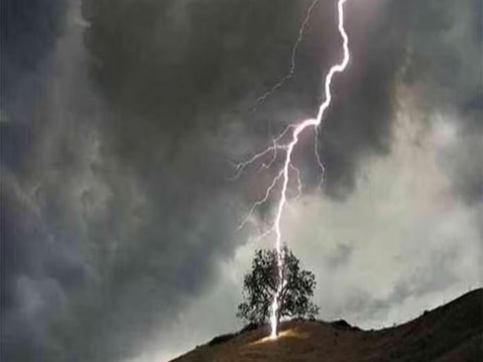 Unseasonal rain crisis claimed five lives; Rain lashed Marathwada, 3 dead due to lightning | अवकाळी संकटाने घेतले पाच जीव; मराठवाड्याला पावसाने झोडपले, वीज पडून ३ मृत्यू