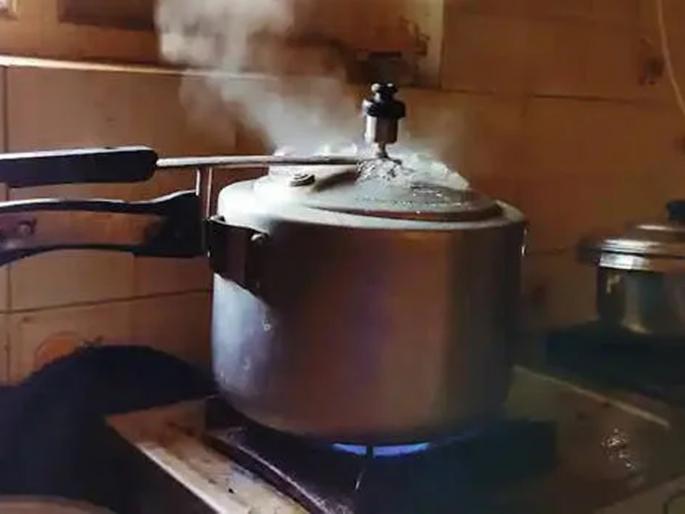 how often to replace kitchen utensils signs your cookware is unsafe kitchen tools that can harm health | स्वयंपाकघरातील भांड्यांनाही असते एक्सपायरी डेट? ‘ही’ ६ भांडी वेळीच बदला- अन्यथा गाठावं लागेल हॉस्पिटल