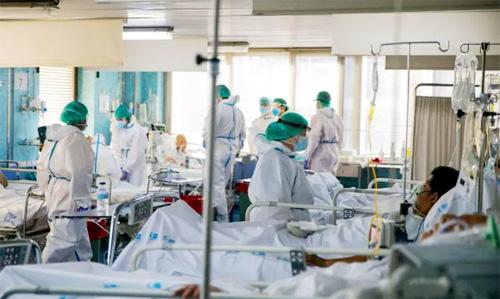 Hospitals in Solapur hit hard for taking extra money from patients during Corona period | कोरोनाकाळात रूग्णांकडून जास्तीचे पैसे घेणाऱ्या सोलापुरातील रूग्णालयांना मोठा दणका Hospitals in Solapur hit hard for taking extra money from patients during Corona period | कोरोनाकाळात रूग्णांकडून जास्तीचे पैसे घेणाऱ्या सोलापुरातील रूग्णालयांना मोठा दणका