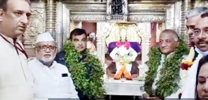 Union Minister Nitin Gadkari, V. K. Singh admitted to Pandharpur; Darshan of Vitthal | केंद्रीय मंत्री नितीन गडकरी, व्ही. के. सिंग पंढरपुरात दाखल; विठ्ठलाचे घेतले दर्शन Union Minister Nitin Gadkari, V. K. Singh admitted to Pandharpur; Darshan of Vitthal | केंद्रीय मंत्री नितीन गडकरी, व्ही. के. सिंग पंढरपुरात दाखल; विठ्ठलाचे घेतले दर्शन