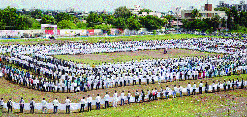 The Guinness Book of Human Chains of Towels | टॉवेल्सच्या मानवी साखळीची गिनिज बुकमध्ये नोंद