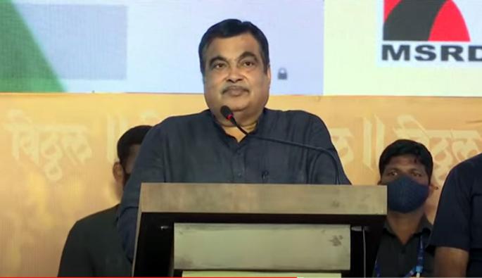 Grass and stylus on the road for the convenience of Warakaris walking on palanquin route | पालखी मार्गावरून चालत येणाऱ्या वारकऱ्यांच्या सोयीसाठी रस्त्यावर गवत व स्टाईलस Grass and stylus on the road for the convenience of Warakaris walking on palanquin route | पालखी मार्गावरून चालत येणाऱ्या वारकऱ्यांच्या सोयीसाठी रस्त्यावर गवत व स्टाईलस