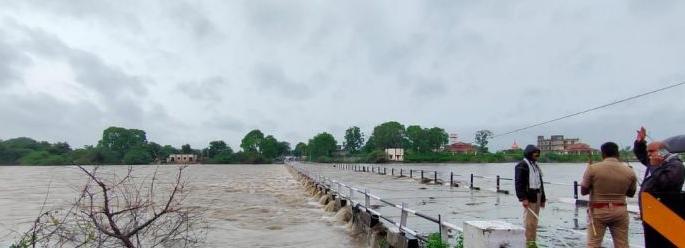 Wardha river flooded; Arvi-Amravati route closed | वर्धा नदीचे पात्र फुगले; आर्वी-अमरावती मार्ग बंद Wardha river flooded; Arvi-Amravati route closed | वर्धा नदीचे पात्र फुगले; आर्वी-अमरावती मार्ग बंद