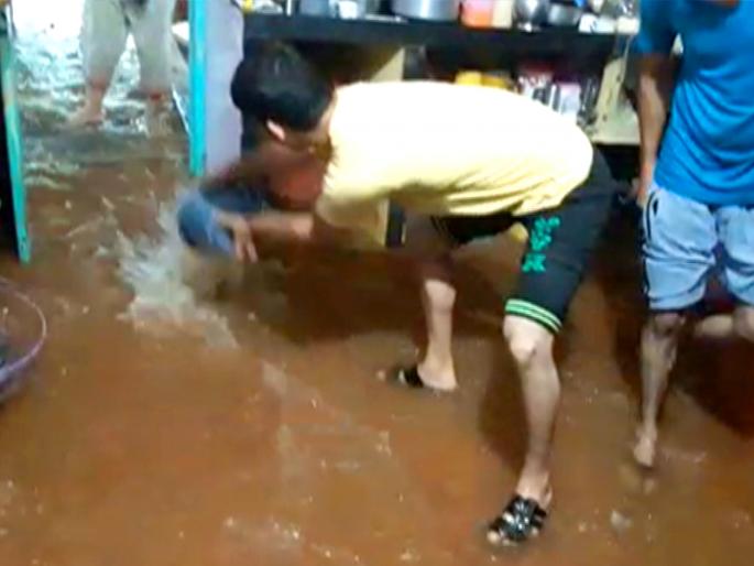 Random forms of rain fall, some boats and fishermen are afraid of stuck | रत्नागिरीत पावसाचं रौद्र रूप, काही बोटी व मच्छिमार अडकल्याची भीती Random forms of rain fall, some boats and fishermen are afraid of stuck | रत्नागिरीत पावसाचं रौद्र रूप, काही बोटी व मच्छिमार अडकल्याची भीती