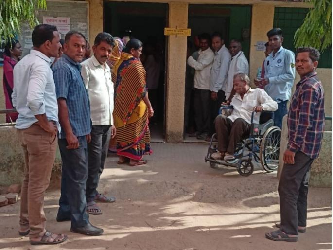 In Chargaon, Lohara, polling was closed for half an hour due to technical failure in voting machines: Voting was held after installation of new machines | चारगाव, लोहारा येथे मतदान यंत्रात तांत्रिक बिघाड कुठे दीड तर कुठे अर्धा तास मतदान बंद : नवीन मशीन लावल्यानंतर झाले मतदान In Chargaon, Lohara, polling was closed for half an hour due to technical failure in voting machines: Voting was held after installation of new machines | चारगाव, लोहारा येथे मतदान यंत्रात तांत्रिक बिघाड कुठे दीड तर कुठे अर्धा तास मतदान बंद : नवीन मशीन लावल्यानंतर झाले मतदान