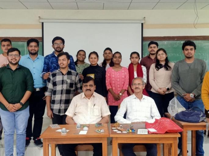 Nagpur university taughts to make LED lights by made in india products | स्वदेशी साहित्यातून तयार करा एलईडी लाइट्स! Nagpur university taughts to make LED lights by made in india products | स्वदेशी साहित्यातून तयार करा एलईडी लाइट्स!
