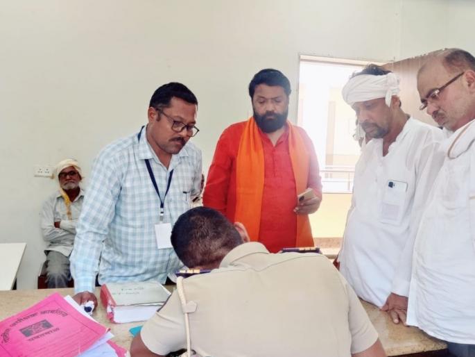 Distribution of money for non-voting in Muslim dominated Dalit slums in Yavatmal city | यवतमाळ शहरात दलित वस्ती मुस्लिम बहुल भागात मतदान न करण्यासाठी पैसे वाटप Distribution of money for non-voting in Muslim dominated Dalit slums in Yavatmal city | यवतमाळ शहरात दलित वस्ती मुस्लिम बहुल भागात मतदान न करण्यासाठी पैसे वाटप