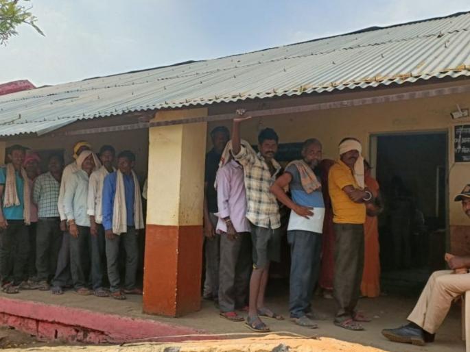 EVM failure, water inconvenience, but enthusiasm among voters is high | ईव्हीएममध्ये बिघाड, पाण्याची असुविधा, तरी मतदारांत उत्साह मोठा EVM failure, water inconvenience, but enthusiasm among voters is high | ईव्हीएममध्ये बिघाड, पाण्याची असुविधा, तरी मतदारांत उत्साह मोठा
