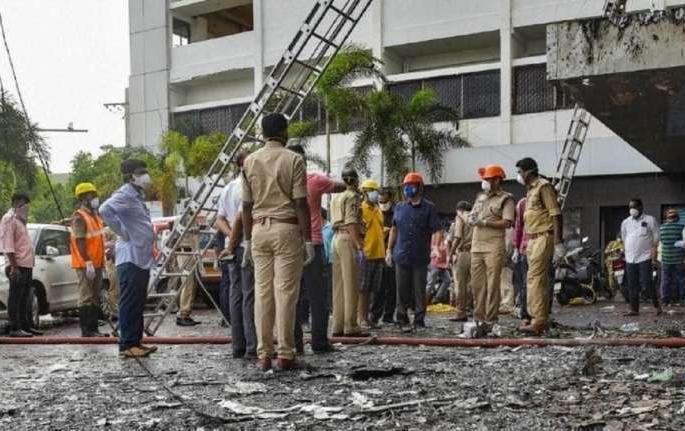 Ventilator fire ignites hospital fire, killing two patients | व्हेंटिलेटर पेटल्यामुळे रुग्णालयाला आग, दोन रुग्णांचा मृत्यू Ventilator fire ignites hospital fire, killing two patients | व्हेंटिलेटर पेटल्यामुळे रुग्णालयाला आग, दोन रुग्णांचा मृत्यू