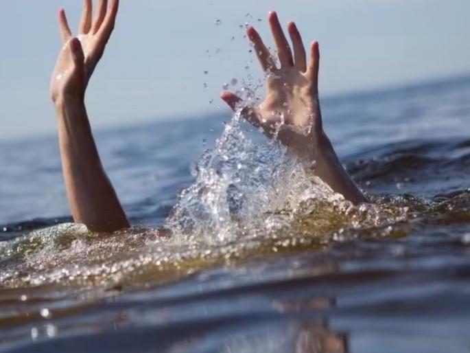 Couple dies after falling into canal, wife falls into canal Husband tries to save her | कालव्यात पडून दाम्पत्याचा मृत्यू : अचानक घरसला पाय अन् ती कालव्यात पडली, पत्नीला वाचविण्यासाठी आलेल्या पतीचाही मृत्यू Couple dies after falling into canal, wife falls into canal Husband tries to save her | कालव्यात पडून दाम्पत्याचा मृत्यू : अचानक घरसला पाय अन् ती कालव्यात पडली, पत्नीला वाचविण्यासाठी आलेल्या पतीचाही मृत्यू