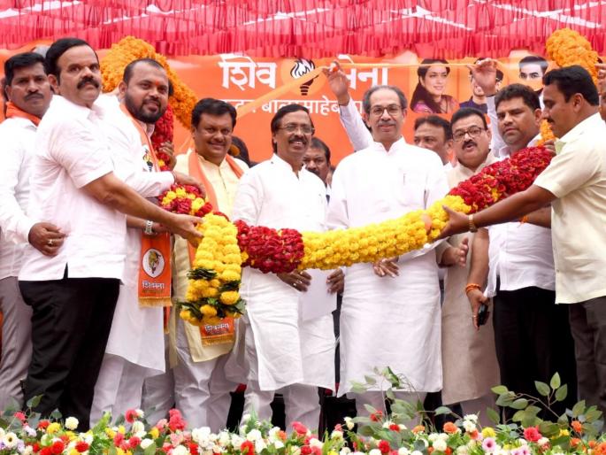 Uddhav Thackeray Slams Deepak Kesarkar and narayan rane in Sindhudurg | "सत्तेच्या उबेसाठी श्रद्धाही नाही सबुरीही विसरलेत"; उद्धव ठाकरेंकडून केसरकरांचा समाचार Uddhav Thackeray Slams Deepak Kesarkar and narayan rane in Sindhudurg | "सत्तेच्या उबेसाठी श्रद्धाही नाही सबुरीही विसरलेत"; उद्धव ठाकरेंकडून केसरकरांचा समाचार