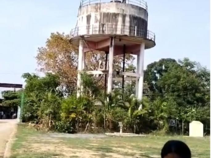 In Goregaon where an old man climbed on a water tank because he was not allowed to vote | मतदान करू दिले नाही म्हणून वृद्धाची पाण्याच्या टाकीवर चढून विरुगिरी - तालुक्यातील ग्राम बबई येथील घटना In Goregaon where an old man climbed on a water tank because he was not allowed to vote | मतदान करू दिले नाही म्हणून वृद्धाची पाण्याच्या टाकीवर चढून विरुगिरी - तालुक्यातील ग्राम बबई येथील घटना