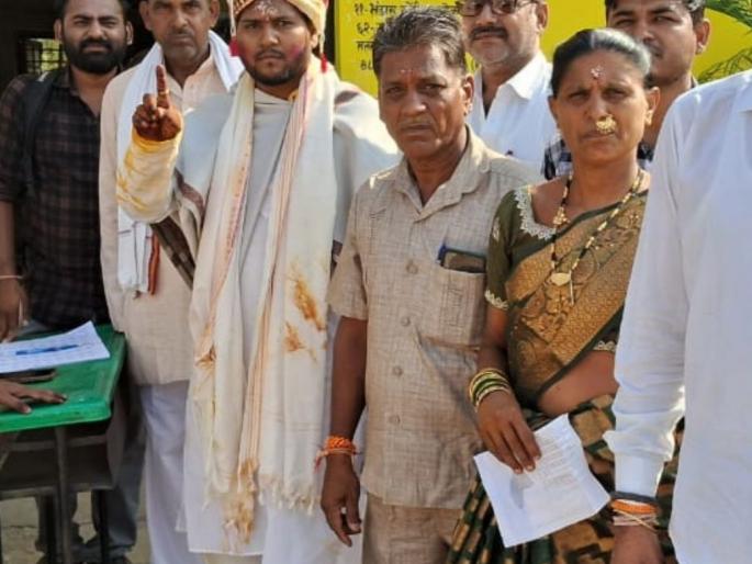 Democracy comes over Everything, bridegroom voted before marriage | आधी लगीन लोकशाहीचं, नवरदेवाने मुंडावळी बांधून लग्नाआधी केले मतदान Democracy comes over Everything, bridegroom voted before marriage | आधी लगीन लोकशाहीचं, नवरदेवाने मुंडावळी बांधून लग्नाआधी केले मतदान