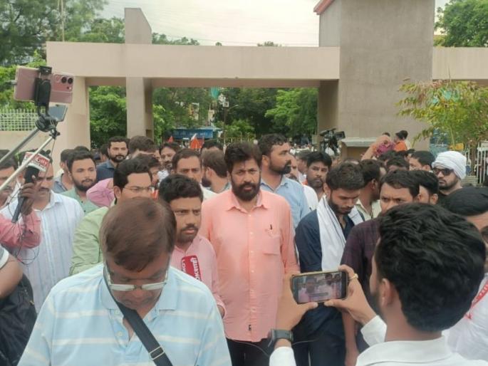 Kadu-Rana face-off from Science Core ground at Amravati | अमरावती येथे सायन्स कोअर मैदानावरून कडू-राणा आमने-सामने Kadu-Rana face-off from Science Core ground at Amravati | अमरावती येथे सायन्स कोअर मैदानावरून कडू-राणा आमने-सामने