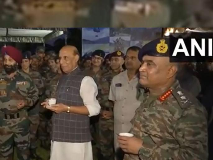 Soldiers Sing 'Sandese Aate Hain' song For Defense Minister Rajnath Singh Video Goes Viral | Video: संरक्षण मंत्री राजनाथ सिंह यांच्यासाठी जवानांनी गायले 'संदेसे आते हैं', व्हिडीओ व्हायरल Soldiers Sing 'Sandese Aate Hain' song For Defense Minister Rajnath Singh Video Goes Viral | Video: संरक्षण मंत्री राजनाथ सिंह यांच्यासाठी जवानांनी गायले 'संदेसे आते हैं', व्हिडीओ व्हायरल