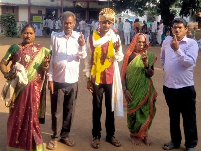 The marriage will happen later, The groom from Tulsi voted with his family before going to his own marriage | वरात नंतर काढू, आधी मतदानाचा हक्क बजावू तुळशी येथील वराने सहकुटुंब केले मतदान