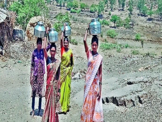 Water crisis in Desaiganj; women Wandering in different directions for water | नदी उशाला, कोरड घशाला; पाण्यासाठी दाहीदिशा भटकंती Water crisis in Desaiganj; women Wandering in different directions for water | नदी उशाला, कोरड घशाला; पाण्यासाठी दाहीदिशा भटकंती