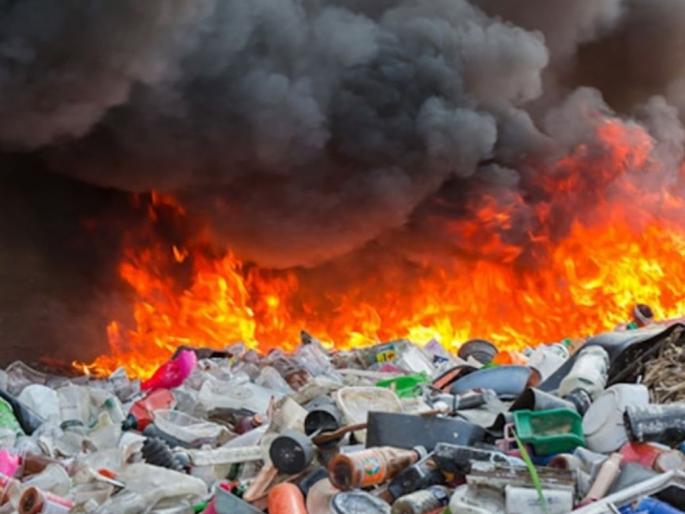 Public waste is becoming dangerous for the power system | वीज यंत्रणेसाठी सार्वजनिक कचरा ठरतोय धोकादायक Public waste is becoming dangerous for the power system | वीज यंत्रणेसाठी सार्वजनिक कचरा ठरतोय धोकादायक