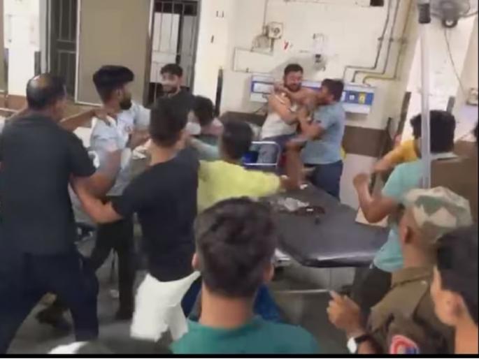 Video fight between two groups in vadodara ssg hospital goes viral | Video - दे दणादण! रुग्णालयाचा वॉर्ड बनला आखाडा; दोन गटात हाणामारी, रुग्ण गेले पळून Video fight between two groups in vadodara ssg hospital goes viral | Video - दे दणादण! रुग्णालयाचा वॉर्ड बनला आखाडा; दोन गटात हाणामारी, रुग्ण गेले पळून