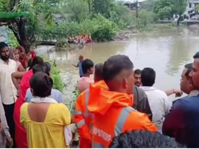 rewa innocent son swept away from home door in flood next day of his sister was born | लेकीच्या जन्मानंतर दुसऱ्याच दिवशी गमावला दीड वर्षांचा मुलगा; कुटुंबावर कोसळला दु:खाचा डोंगर