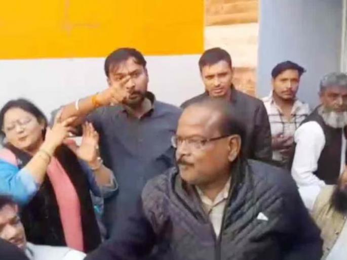 congress workers clash over cake cutting meerut office | तुफान राडा! सोनिया गांधींच्या बर्थडे केकवरून काँग्रेस कार्यकर्ते भिडले, एकमेकांच्या जीवावर उठले congress workers clash over cake cutting meerut office | तुफान राडा! सोनिया गांधींच्या बर्थडे केकवरून काँग्रेस कार्यकर्ते भिडले, एकमेकांच्या जीवावर उठले