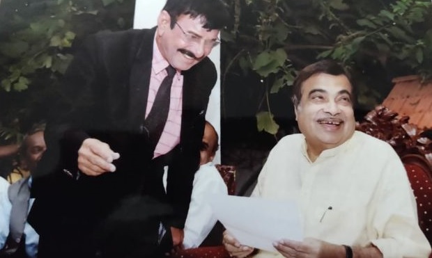 And after seeing his resignation, Gadkari was surprised | अन् आपला राजीनामा पाहून गडकरी झाले आश्चर्यचकित