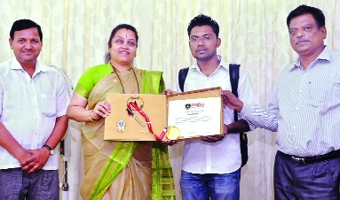 Cars run for 22 hours in a row | सलग २२ तास चालविली कार Cars run for 22 hours in a row | सलग २२ तास चालविली कार