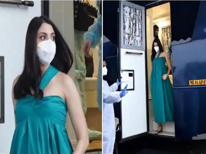 pregnant anushka sharma steps out for shoot bollywood actress flaunt baby bump | SEE PICS : सात महिन्यांची गर्भवती अनुष्का शर्मा कामावर परतली, फोटो व्हायरल pregnant anushka sharma steps out for shoot bollywood actress flaunt baby bump | SEE PICS : सात महिन्यांची गर्भवती अनुष्का शर्मा कामावर परतली, फोटो व्हायरल