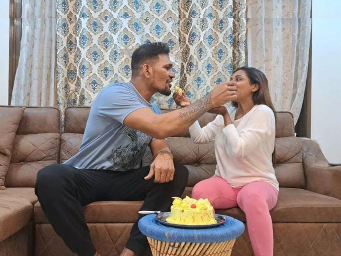 Bigg Boss Marathi 4 yogesh jadhav and megha ghadge meet together audience angry | Bigg Boss Marathi 4 : यांच्यासाठी आपण बाहेर भांडतो आणि हे...; योगेश आणि मेघाचे फोटो पाहून भडकले चाहते Bigg Boss Marathi 4 yogesh jadhav and megha ghadge meet together audience angry | Bigg Boss Marathi 4 : यांच्यासाठी आपण बाहेर भांडतो आणि हे...; योगेश आणि मेघाचे फोटो पाहून भडकले चाहते